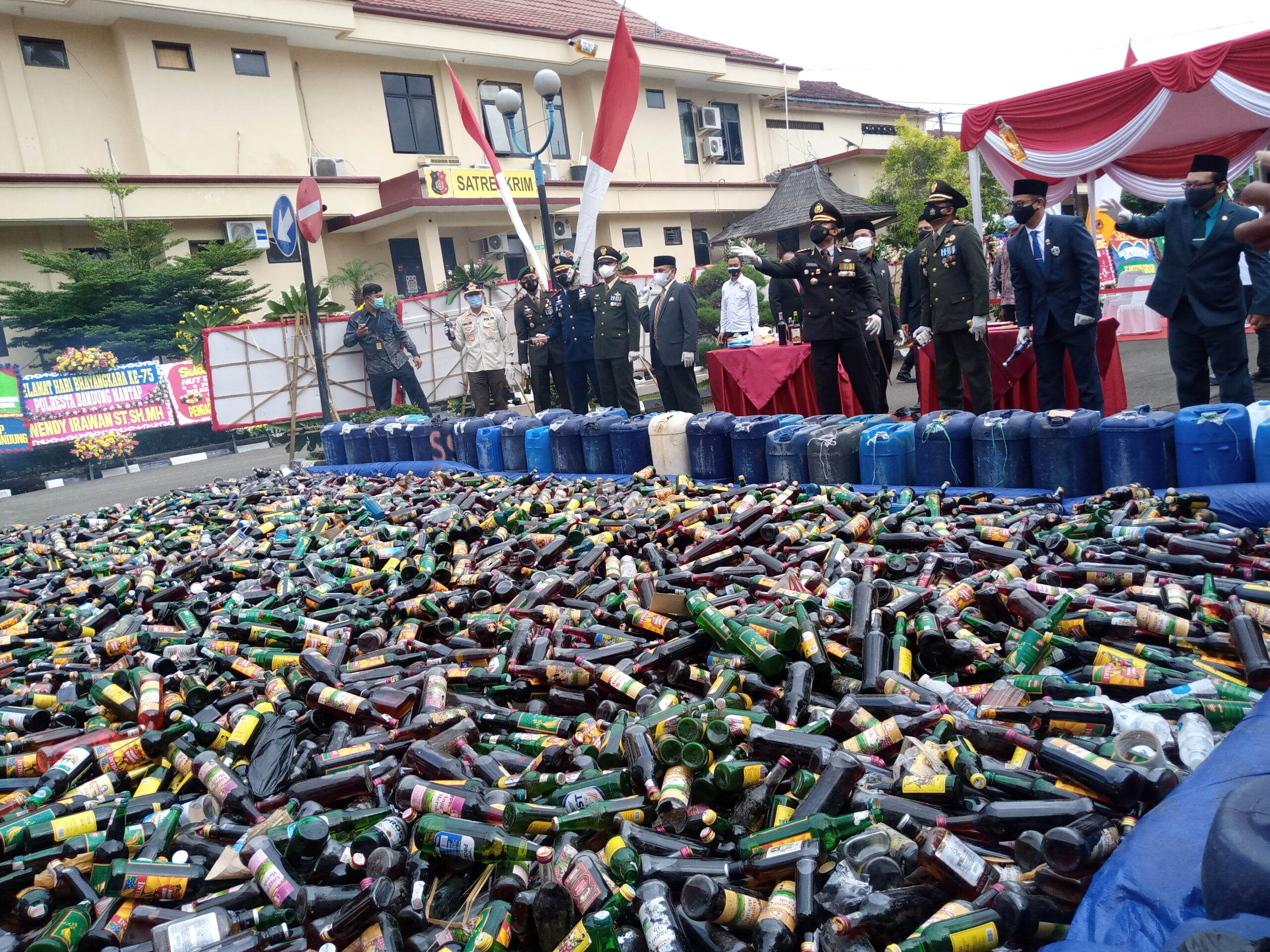 

Peringatan HUT Bhayangkara ke-75, Forkopimda Kabupaten Bandung, musnahkan belasan ribu botol minuman keras di halaman Mapolresta Bandung, Jalan Bhayangkara, Soreang, Kabupaten Bandung, Kamis (1/7/2021).(Foto : verawati/dara.co.id)

