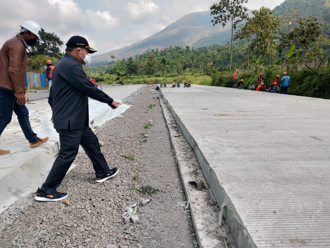 Bupati Garut, Rudy Gunawan, didampingi unsur Pimpinan Dinas PUPR melakukan peninjau secara langsung pembangunan Jalan Lingkar Luar Cipanas (Foto: Andre/dara.co.id)