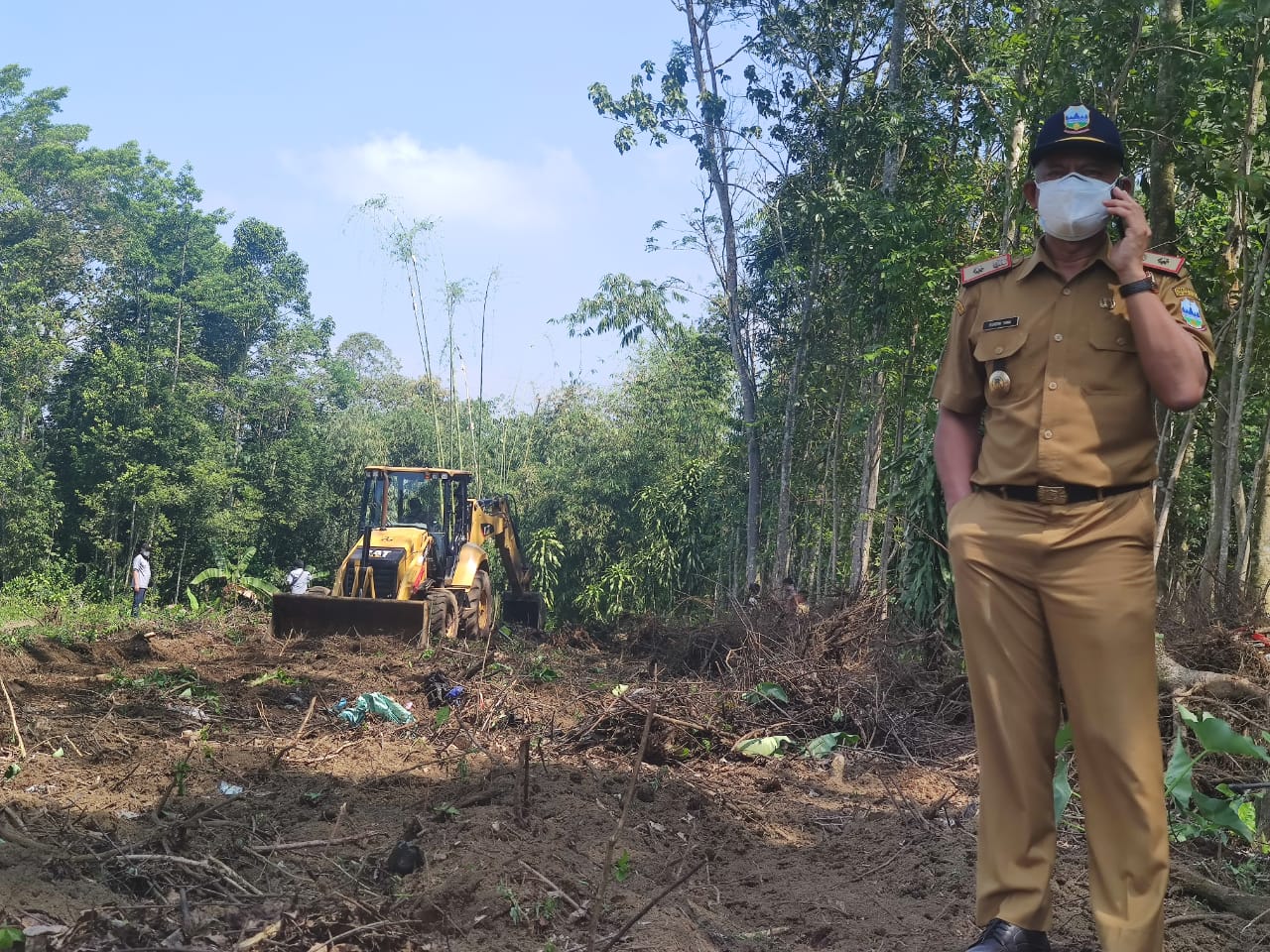 Sekretaris Daerah Kabupaten Garut, Nurdin Yana, meninjau secara langsung lokasi relokasi penyintas bencana longsor di Desa Karyamekar (Foto: Istimewa)