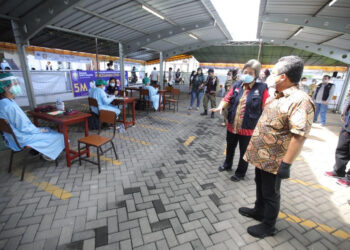 Wakil Wali Kota Bandung, Yana Mulyana meninjau kegiatan vaksinasi di Sekolah Santo Aloysius (Foto: Istimewa)
