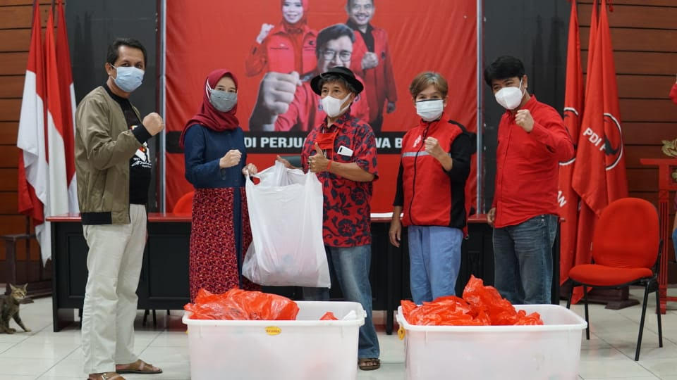 DPD PDI Perjuangan Jabar menyalurkan hewan kurban secara door to door pada Idul Adha 1442 H (Foto: Istimewa)