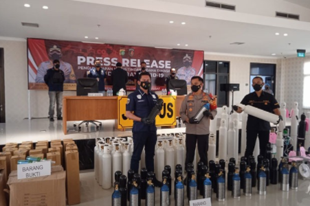 Polisi tangkap dua penjual tabung oksigen diatas harga eceran tertinggi. (Foto:Divisi Humas Polri)
