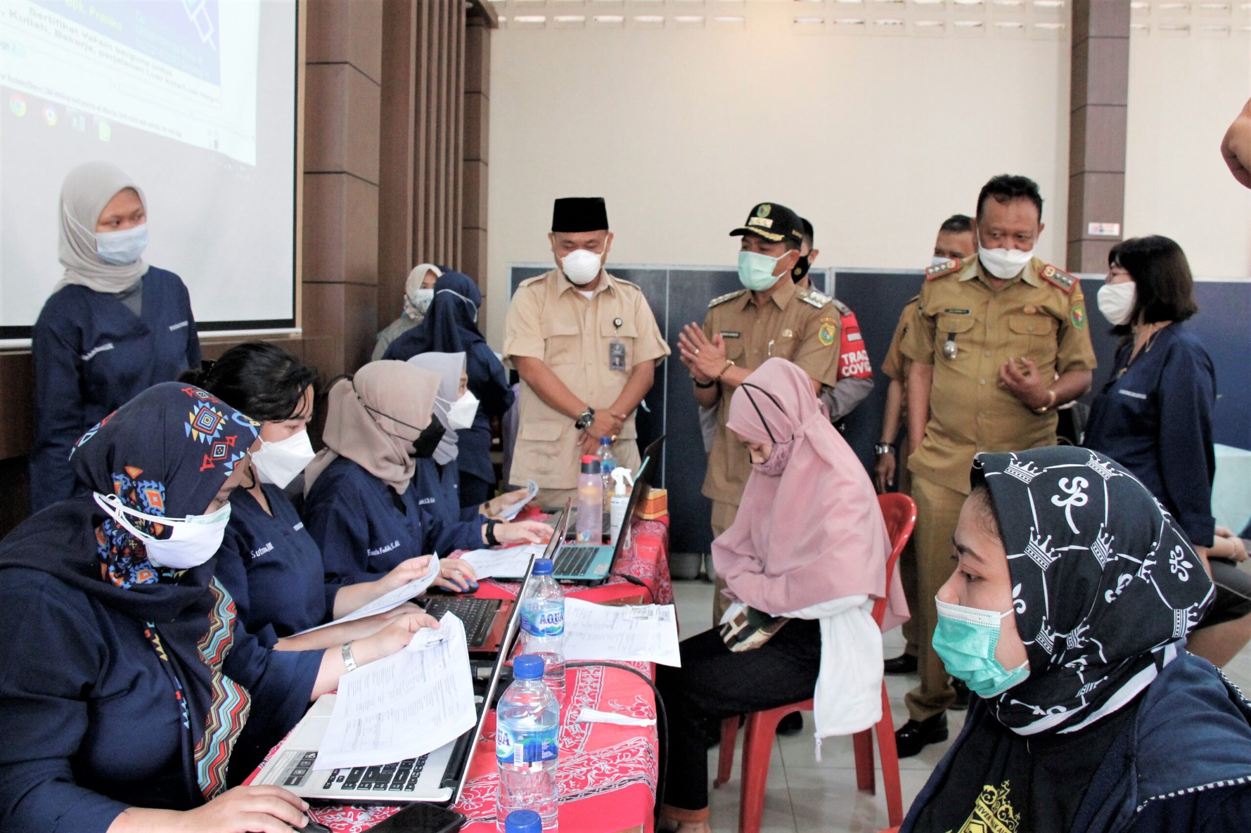 
Bupati Bandung HM Dadang Supriatna didampingi Anggota DPRD, Nico meninjau vaksinasi massal  di 
Komplek Perumahan Griya Bandung Asri 1, Desa Bojongsoang, Kecamatan Bojongsoang, Selasa (10/8/2021). (Foto : Humas Pemkab Bandung)
