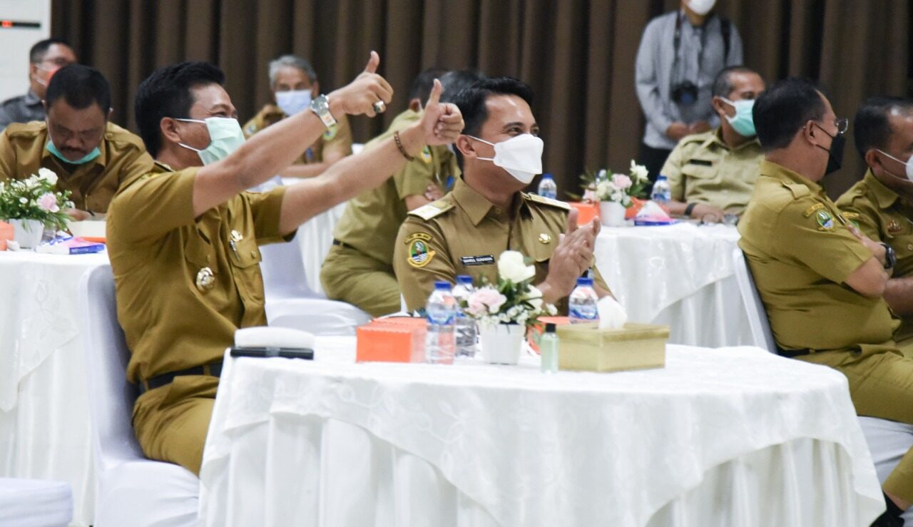 
Bupati Bandung Dadang Supriatna bersama wakilnya Sahrul Gunawan menghadiri Penghargaan Bedas Award, 99 Hari Kerja Bupati dan Wakil Bupati Bandung di Gedung Moh. Toha, Soreang, Senin (2/8/2021). (Foto: Humas Pemkab Bandung)
