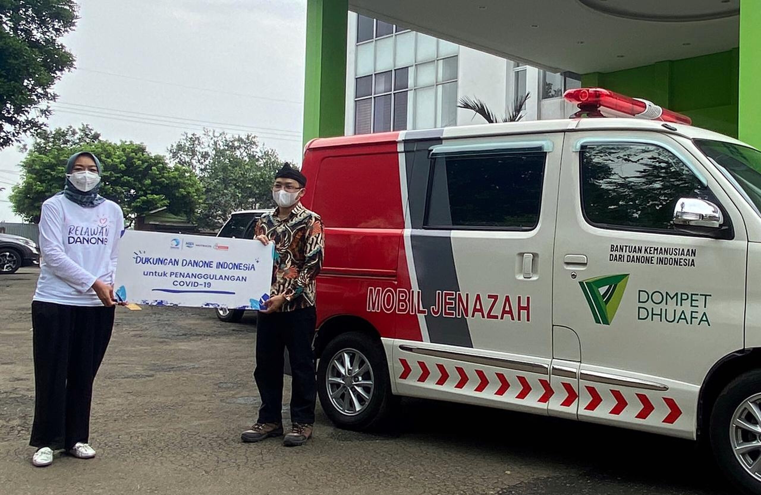 
VP General Secretary Danone Indonesia Vera Galuh Sugijanto menyerahkan donasi mobil ambulans jenazah kepada Direktur CSR Dompet Dhuafa Herdiansah. Acara berlangsung di rumah sakit Rumah Sehat Terpadu Dompet Dhuafa, Bogor, Jawa Barat, Selasa (10/8/2021). (Foto : Humas Danone)
