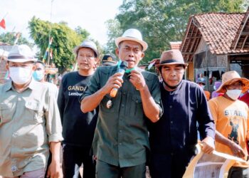 Bupati Subang H. Ruhimat saat dihadapan para pengunjukrasa tepatnya di Kampung Bugel Desa Gandasari Kecamatan Cikaum (Foto: Istimewa)