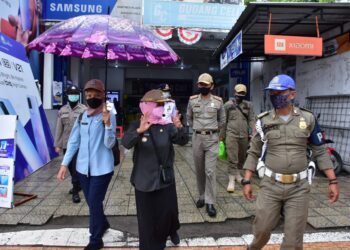 Walikota beserta rombongan mulai melakukan sosialisasi kebijakan screening di jalan Letjen Soewarto (foto: Istimewa)