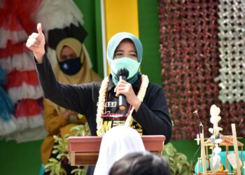 Wali Kota Banjar Ade Uu Sukaesih saat memberikan pengarahan didepan siswa SMPN 8 kota Banjar. (foto: bayu/dara.co.id)