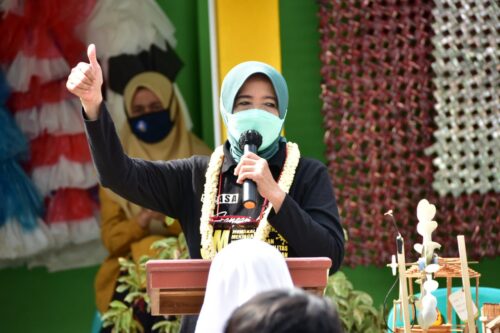 Wali Kota Banjar Ade Uu Sukaesih saat memberikan pengarahan didepan siswa SMPN 8 kota Banjar. (foto: bayu/dara.co.id)