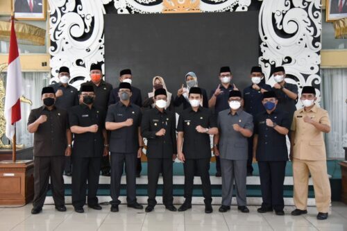 Bupati Bandung Dadang Supriatna dan Wakil Bupati Sahrul Gunawa berfoto bersama dengan sembilan pejabat kepala perangkat daerah di lingkungan Pemerintah Kabupaten (Pemkab) Bandung. Pelantikan dilaksaakan di Rumah Jabatan Bupati, Soreang, Rabu (22/9/2021). (Foto : Humas Kab. Bandung)