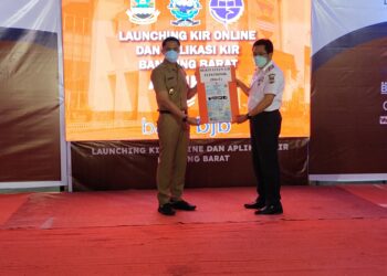 Hengki Kurniawan bersama Kadishub KBB, Lukman Nur Hakim saat launcing Aplikasi Akurat (Foto: Heni Suhaeni/dara.co.id)