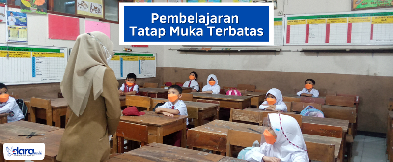 Seorang guru SD Cingcin sedang memberikan pelajaran di kelas. Pembelajaran Tatap Muka (PTM) kembali digelar, Dinas Pendidikan Kabupaten Bandung tidak memperbolehkan ada kantin dan Pedagang Kaki Lima (PKL) di sekitar sekolah. (Foto: verawati/dara.co.id)
 