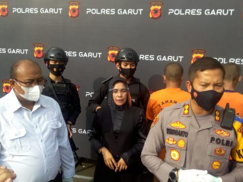 Kapolres Garut, AKBP Wirdhanto Hadicaksono, didampingi Kasat Reskrim, AKP Dede Sopandi, memberkan keterangan kepada wartawan di Mapolres Garut, Jalan Sudirman, Kecamatan Karangpawitan, Kabupaten Garut (Foto: Istimewa)