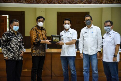 
Wakil Bupati Bandung Sahrul Gunawan memberikan cendera mata kepada anggota Komisi II DPR-RI,
Djarot Saeful Hidayat, pada kunjungan kerja pada persidangan I tahun 2021-2022 di Gedung Moh. Toha, Soreang, Rabu (29/9/2021). (Foto: Humas Pemkab Bandung)