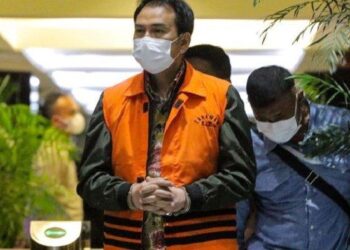 Azis Syamsudin keluar dengan berompi orange dan tangan diborgol, keluar dari ruangan penyidik KPK, Jumat (24/9/2021). Ia ditetapkan menjadi tersangka atas dugaan kasus suap.(Foto: banjarmasin post-trbunews)