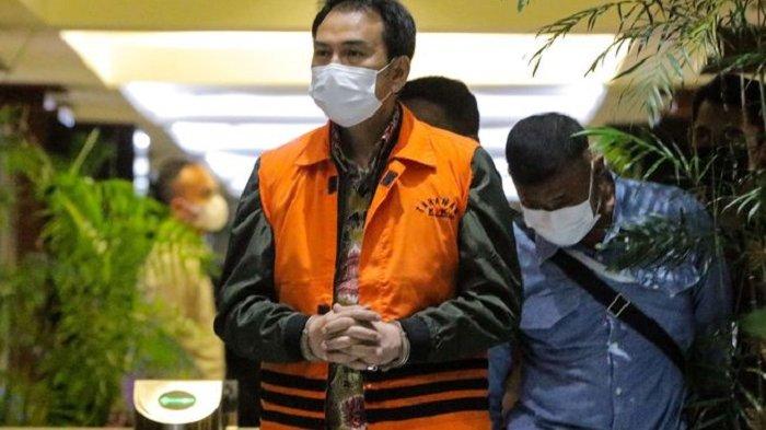Azis Syamsudin keluar dengan berompi orange dan tangan diborgol, keluar dari ruangan penyidik KPK, Jumat (24/9/2021). Ia ditetapkan menjadi tersangka atas dugaan kasus suap.(Foto: banjarmasin post-trbunews)