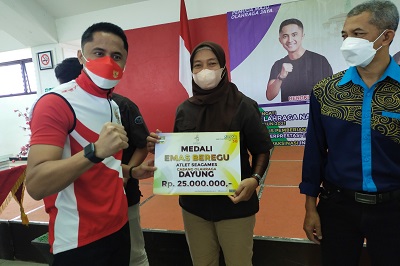 Pelaksana tugas (Plt) Bupati Bandung Barat Hengki Kurniawan secara simbolis memberikan bonus pada atlet dayung peraih medali, Kamis (9/9/2021). (Foto: heny/dara.co.id)
