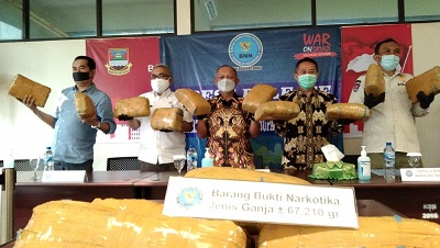 
Kepala Kesbangpol KBB, Suryaman, Sekda KBB Asep Sodikin, Kepala BNNP Jabar Brigjen Pol, Benny Gunawan, Kepala BNN KBB, AKBP Yulian menunjukan barang bukti hasil tangkapannya, Rabu (8/9/2021). (Foto : heni/dara.co.id)
