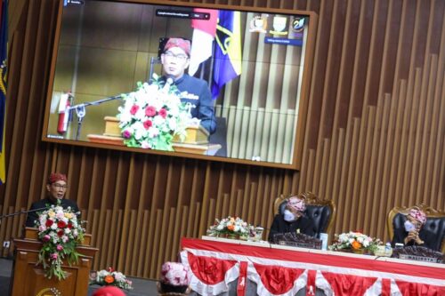  Gubernur Jawa Barat Ridwan Kamil memberikan sambutan pada Paripurna Hari Jadi Kota Bandung ke-211, di Gedung DPRD Kota Bandung, Sabtu (25/9/2021). (Foto: Humas Pemkot Bandung)
