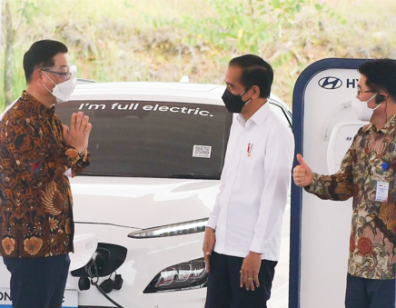 Presiden Joko Widodo saat groundbreaking Pabrik Industri Baterai Kendaraan Listrik PT HKML Battery Indonesia, di Kabupaten Karawang, Jawa Barat, Rabu, (15/09/2021) pagi. (Foto: Humas Setkab/Agung)

