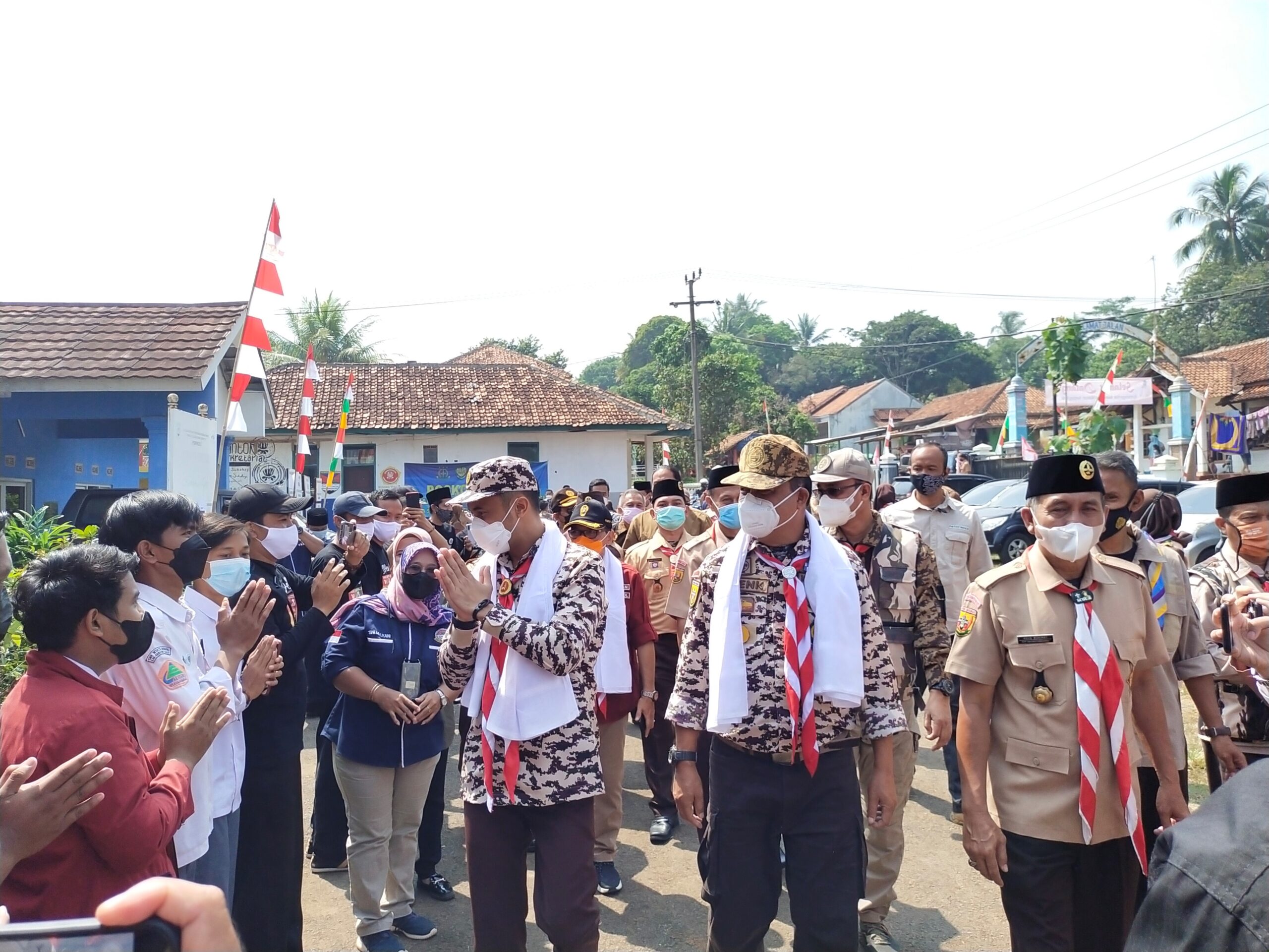 
Kamabica Pramuka KBB Hengki Kurniawan didampingi Ka Kwarcab Aseng Junaedi dapat sambutan hangat dari anggota Pramuka, Kamis (2/9/2021). (Foto: heni/dara.co.id)
