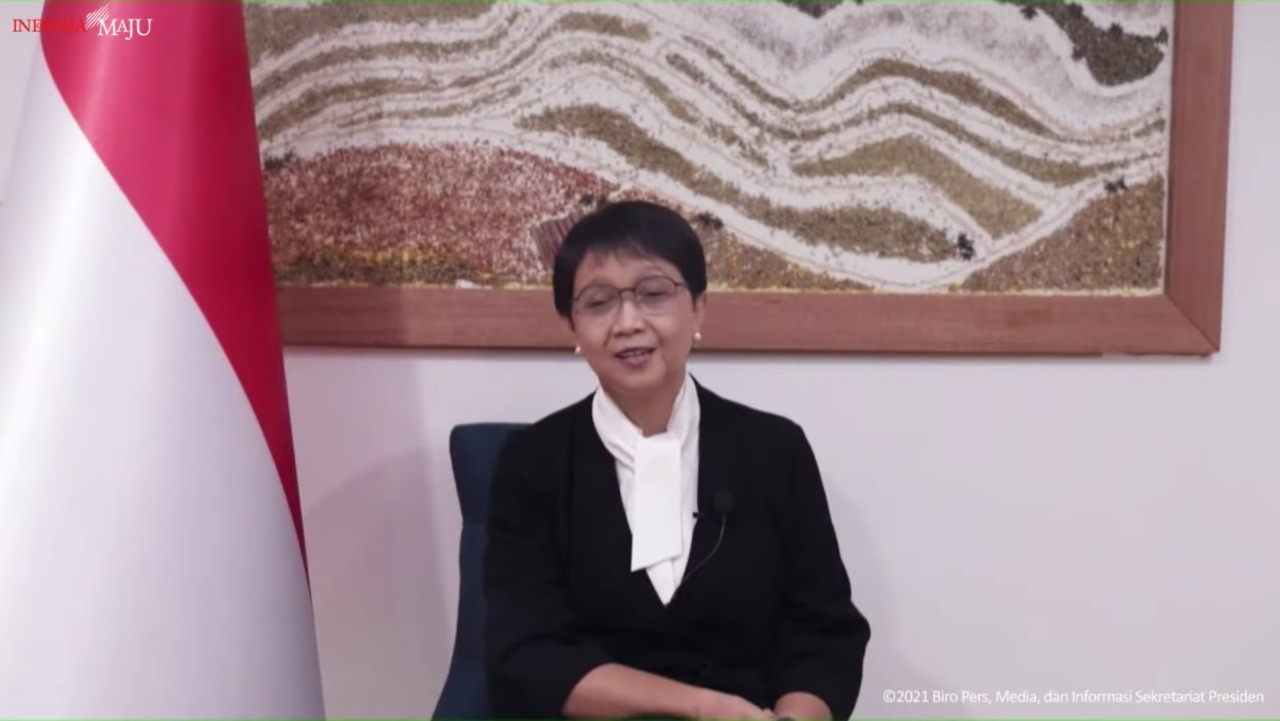 Menlu RI Retno LP Marsudi memberikan keterangan pers terkait kedatangan vaksin COVID-19 dose-sharing dari AS dan Prancis, Jumat (17/09/2021), secara virtual, (Sumber: Tangkapan Layar YouTube Sekretariat Presiden)
