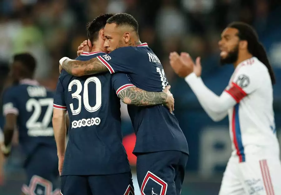 Neymar Jr memeluk Lionel Messi usai mencetak penalti untuk PSG saat menjamu Olympique Lyon, Senin (20/9/2021) dini hari WIB (Foto: Twitter)

