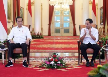 Presiden Jokowi berdialog dengan Mendikbudristek Nadiem Makarim, di Istana Negara, Jakarta. (Foto: BPMI Setpres/Luka