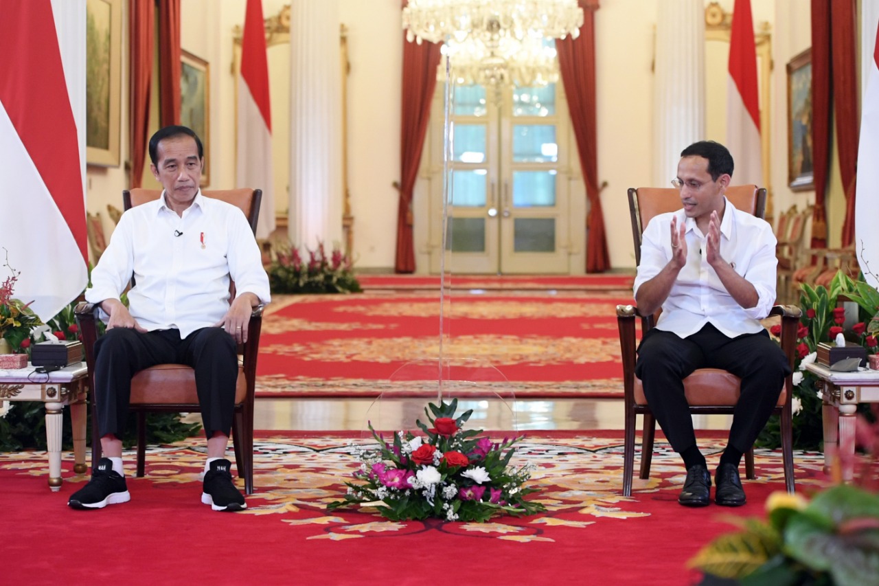Presiden Jokowi berdialog dengan Mendikbudristek Nadiem Makarim, di Istana Negara, Jakarta. (Foto: BPMI Setpres/Luka

