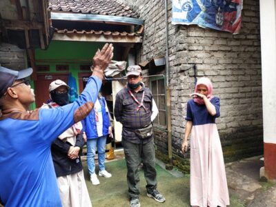 
Purwaningsih warga Kampung Pasar, RT04 RW 02 Desa Ciptagumati Kecamatan Cikalongwetan, Kabupaten Bandung Barat (KBB) terisak saat dikunjungi Pengurus Kwarcab Pramuka KBB, Rabu (29/9/2021). (Foto: heny/dara.co.od)
