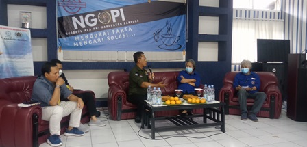 Kepala BPN Kabupaten Bandung, Hadiat Sondara Danasaputra, bersama Ketua PWI Kabupaten Bandung Rahmat Sudarmajai menjadi narasumber pada acara Ngopi (Ngobrol ala PWI), di Sekretariat PWI Kabupaten Bandung, Soreang, Kamis (23/9/2021). (Foto: verawati/dara.co.id)
