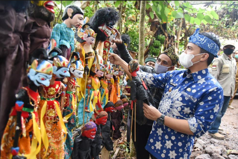 Wakil Bupati Bandung, Sahrul Gunawan memperhatikan wayang (Foto: Humas Pemkab Bandung)