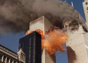 Menara kembar WTC diserang hingga menewaskan 3000 orang (Foto: AP/Liputan6.com)