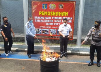 Pemusnahan barang-barang berbahaya hasil penggeledahan oleh petugas lapas Banjar.(Foto:Bayu/dara.co.id)