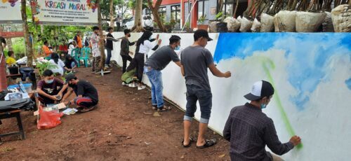 Peserta lomba kreasi mural dalam rangka peringatan Hari Dharma Karyadhika 2021, di lapas Banjar. (Foto: Bayu/dara.co.id)
