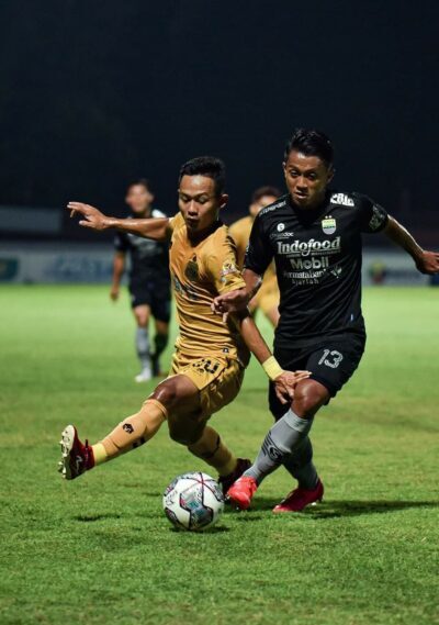 Febri Haryadi mencetak gol indah saat Persib Bandung Sukses Cukur Bhayangkara FC dengan skor 2-0. (Foto: Instagram @persib)
