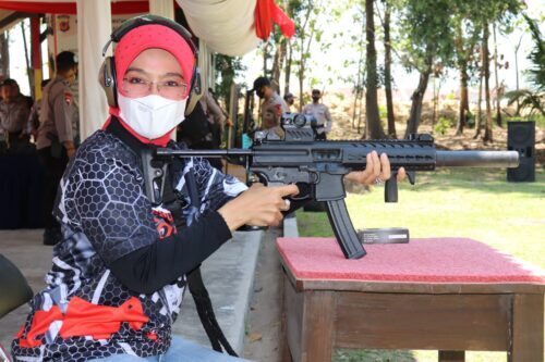Wakil Bupati Hj. Wahyu Tjiptaningsih saat nembak bareng di Mako Brimob Bataliyon C (Foto: Istimewa)
