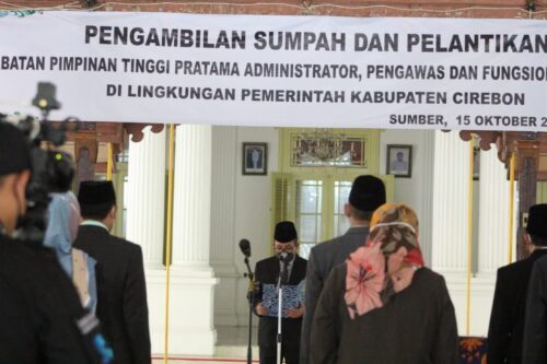 Bupati Cirebon Drs.H. Imron, M.Ag melantik 104 pejabat di lingkungan Pemerintahan Kabupaten Cirebon. Pelantikan tersebut berlangsung di Pendopo Bupati Cirebon, Jalan Kartini, Kota Cirebon, Juma (15/10/2021). (Foto : istimewa)