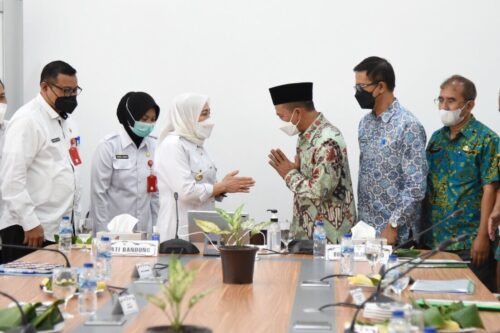 Bupati Bandung Dadang Supriatna saat kunjungan kerja ke Kantor Bupati Bojonegoro yang diterima langsung Bupati Bojonegoro Anna Muawannah di Ruang Batik Madrim, Jumat (15/10/2021). (Foto: Humas Pemkab Bandung)