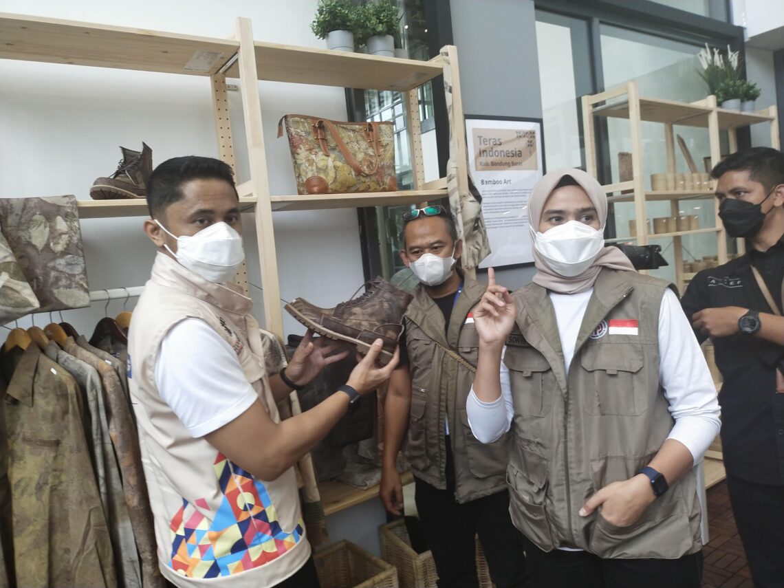 Hengki Kurniawan didamping Ketua Dekranasda KBB, Sonya Fatmala Kurniawan, saat meresmikan galeri Dekranasda KBB di IKEA Kotabaru Parahnyangan-Padalarang (Foto: Istimewa)