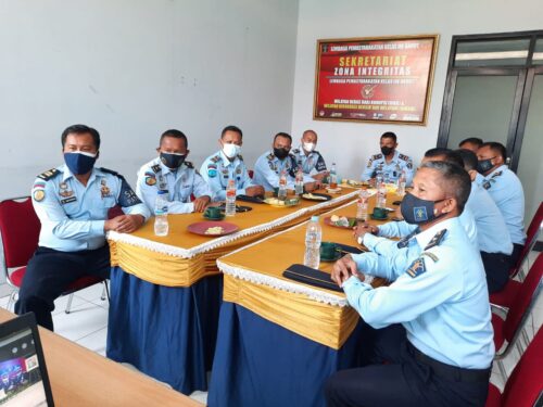 Kepala Lapas Kelas IIB Garut, RM.Krystio Nugroho, beserta jajaran saat mengikuti KABAYA SEROJA (Kanwil Jabar Berbudaya, Sehat Rohani dan Jasmani), Seminar Nasional dan Pembukaan Lomba Cerdas Cermat