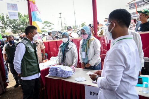Bupati Bandung Dadang Supriatna bersama Forkopimda memantau Pilkades di Desa Pemeuntasan, Kecamatan Kutawaringin, Rabu (20/10/2021).(Foto: Humas Pemkab Bandung)