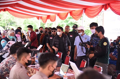 Wakil Bupati Bandung Sahrul Gunawan memantau pelaksanaan Vaksinasi Massal di kawasan Stadion Si Jalak Harupat, Kutawaringin, Sabtu (23/10/2021).(Foto: Humas Pemkab Bandung)
