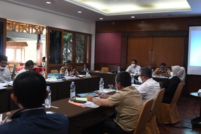 Rapat pembahasan lanjutan Komisi I DPRD Provinsi Jawa Barat dengan mitra kerja dalam pembahasan RKU RPPAS TA 2022 yang berlangsung di Bandung Giri Gahana, Jatinangor, Kabupaten Sumedang, Selasa (19/10/2021). (dok/hms)