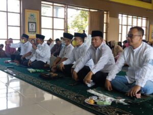 Golkar Bersholawat di Aula Kantor DPD Golkar Kabupaten Bandung di Jalan Citaliktik, Soreang, Kamis (21/10/2021). Kegiatan tersebut dalam rangka peringatan HUT Golkar ke 57.(Verawai/dara.co.id)