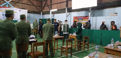 Bupati Bandung Dadang Supriatna pantau pelaksanaan Pilkades di TPS 10 Desa, Kecamatan Kutawaringn, Rabu (20/10/2021).(Foto : verawati/dara.co.id)
