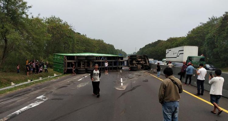 Truk kontainer terbalik di Tol Cipularang Km 91 arah Jakarta, Sabtu 16 Oktober 2021 pukul 17.00 WIB /Twitter @daisofyan/prfm