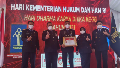 Kepala Lapas Garut, RM.Krystio Nugroho, menerima penghargaan pada puncak peringatan Hari Dharma Karya Dhika (HDKD) ke-76 Tahun 2021 bertempat di Kantor Imigrasi Kelas II Depok, Sabtu (31/10/2021). (Foto: Istimewa)
