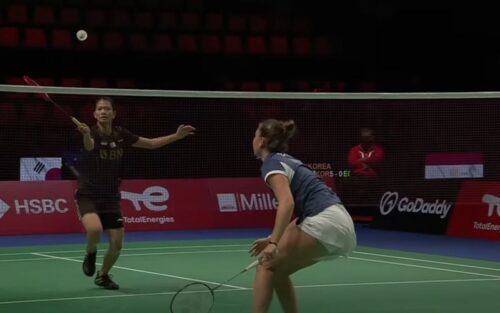Tunggal putri Indonesia, Nandini Putri Arumni (kiri) melawan wakil Prancis, Yaelle Hoyaux dalam Piala Uber 2020 di Ceres Arena, Senin (11/10/2021). (Foto: Youtube/BWF TV)
