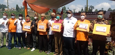 Partai Keadilan Sejahtera (PKS) luncurkan program gerakan One Demplote One Village, gerakan membeli produk petani dan launching Sekolah Tani, yang digelar di Desa Panundaan, Kecamatan Ciwidey, Kabupaten Bandung, Minggu (24/10/2021). (Foto: verawati/dara.co.id)
